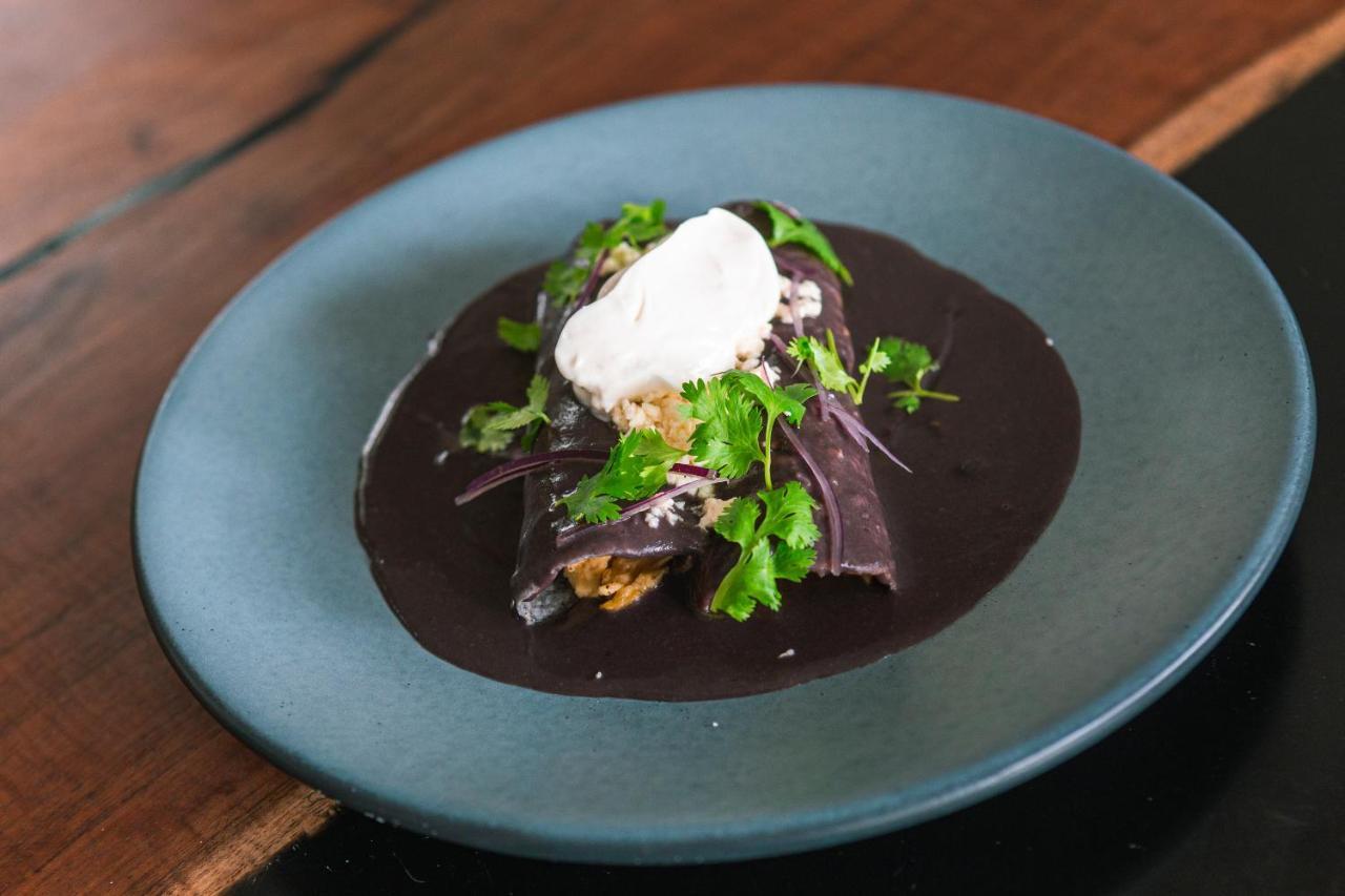 Hotel Makaaba Eco-Boutique 巴卡拉尔 外观 照片 A plate of mole negro